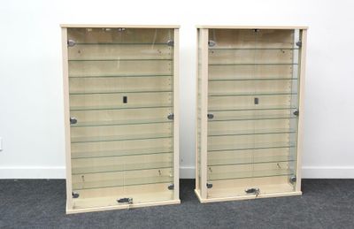 paire de vitrines en bois avec des étagères en verre de chaque côté