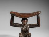 un vieux tabouret en bois sur lequel est assis un homme