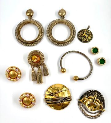plusieurs types de bijoux différents sur une surface blanche