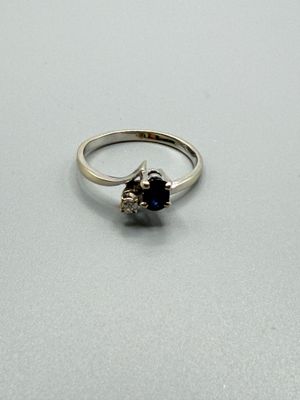 une image d'une bague sertie d'une pierre bleue