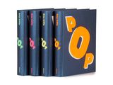trois livres sont empilés sur une surface blanche