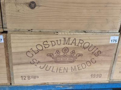 une boîte en bois sur laquelle est apposée une étiquette portant l'inscription « Clos du Marous »
