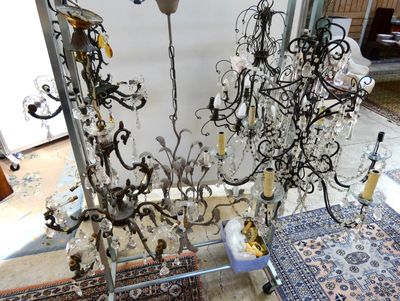 many chandeliers that are on display in the room