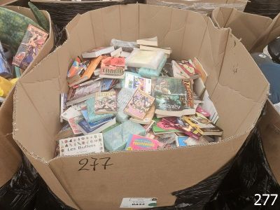 de nombreuses caisses de livres empilées par terre
