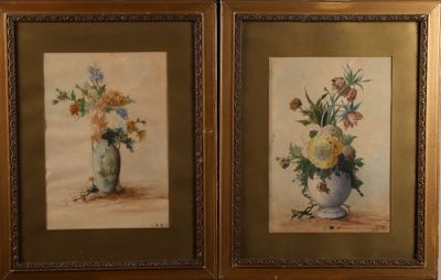 deux peintures de fleurs dans un vase sur une table