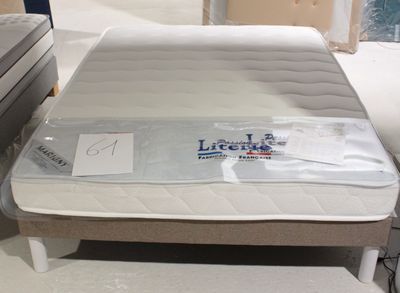 un matelas posé sur une table dans un magasin
