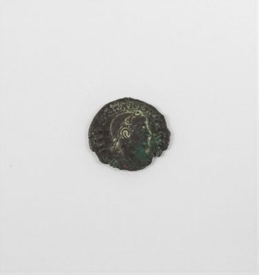 gros plan d'une pièce de monnaie sur une surface blanche