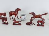 un grand nombre de figurines posées sur une table