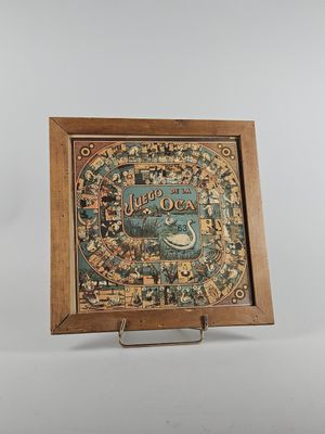 une vieille plaque en bois sur laquelle est représentée une ville