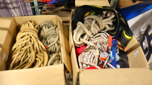 2 cartons de cordes d’alpiniste, baudrier et divers