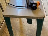 une petite table sur laquelle se trouve une petite machine
