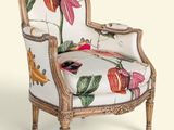 une chaise blanche ornée d'un motif floral