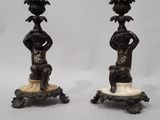 paire de figurines anciennes en bronze d'un garçon et d'une fille