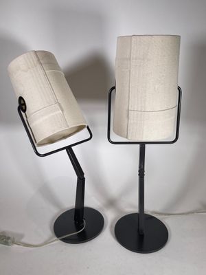 deux lampes posées sur un pied sur lequel se trouve une lampe