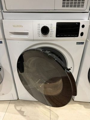 une machine à laver et un sèche-linge posés l'un à côté de l'autre sur le sol