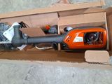 une boîte contenant un ventilateur et d'autres outils