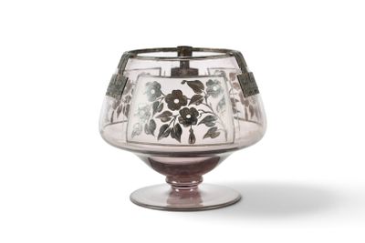 un photophore en verre orné d'un motif floral