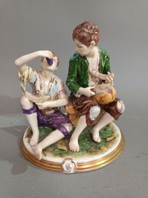 deux figurines représentant deux personnes assises sur une table