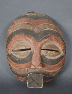 une image représentant un masque en bois sur fond gris