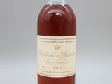 une bouteille de vin posée sur une table blanche