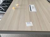 une longue table sur laquelle figure un numéro, dans une salle de réunion