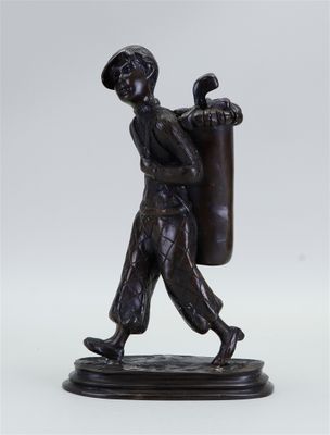 Sculpture en bronze patiné représentant un golfeur.
