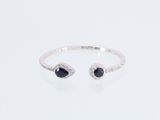 un bracelet manchette en losanges noirs et blancs sur fond blanc