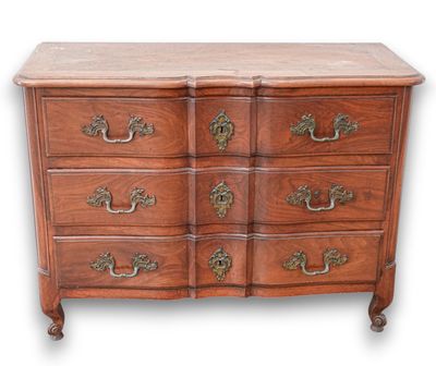 une commode en bois avec des poignées en laiton et un plateau en marbre
