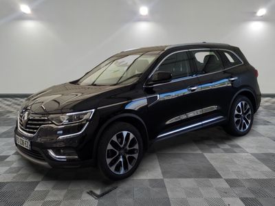 un 4x4 noir garé sur un sol en damier dans un garage