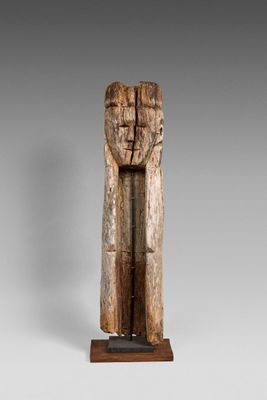 un gros plan d'une sculpture en bois représentant une personne sur un socle