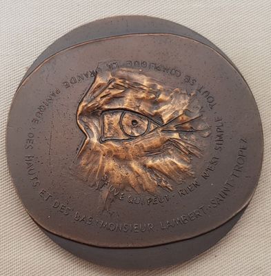 une plaque en bronze sur laquelle est représenté un œil