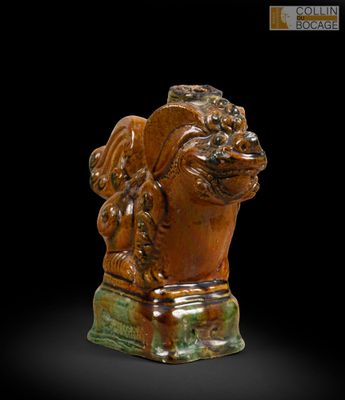 une image représentant une statue de lion sur fond noir