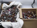 deux cartons d'objets hétéroclites posés sur le sol