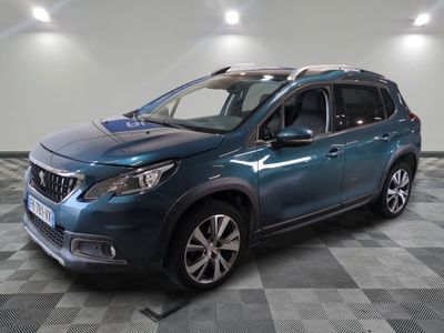 la voiture bleue est garée sur le sol en damier d'un garage