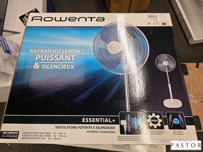 un boîtier muni d'un ventilateur, posé sur la table