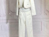 une photo d'un costume blanc sur un présentoir à mannequin