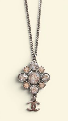 Collier Chanel avec des pierres Swarovski et des cristaux