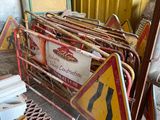 un chariot couvert de nombreuses affiches dans un garage
