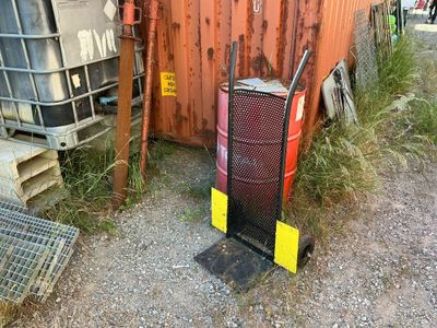 un radiateur rouge et noir posé à côté d'un conteneur métallique