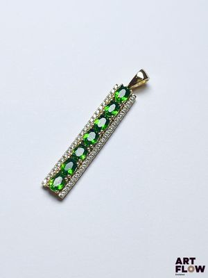 un gros plan d'un collier vert et blanc posé sur une surface blanche