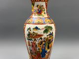 une image représentant un vase décoré d'une peinture, posé sur une table