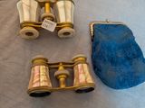 deux jumelles et un sac à main sur le lit