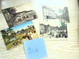de nombreuses vieilles photos posées sur la table, accompagnées d'un petit mot