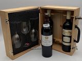 une bouteille de vin et un verre dans un coffret en bois