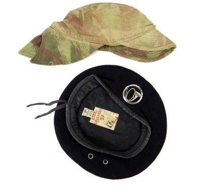 un chapeau et une cravate sur fond blanc
