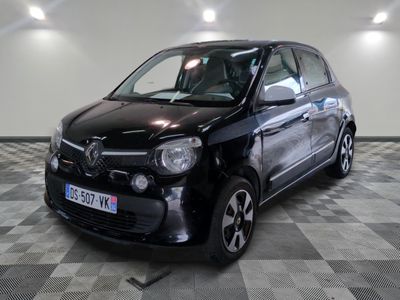 la photo d'une petite voiture noire garée sur un sol en damier