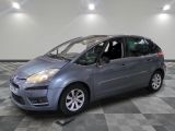 la petite voiture est garée sur le sol en damier du garage