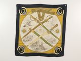 une écharpe accrochée au mur, sur laquelle figure un blason