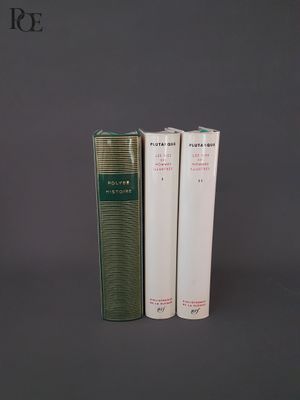 trois livres posés l'un à côté de l'autre sur une table