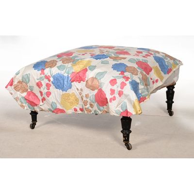 un tissu pour jupe orné d'un motif floral coloré